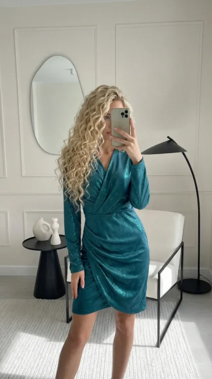 Aksominė moteriška suknelė ant modelio, žalia spalva