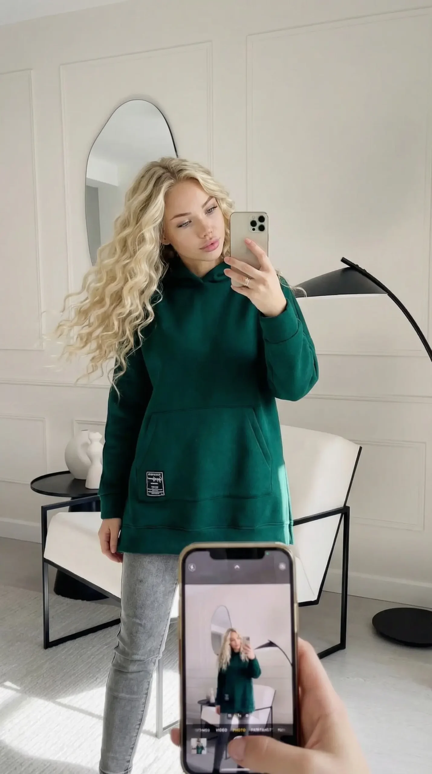 moteriškas džemperis su gobtuvu – kasdienis laisvalaikio modelis