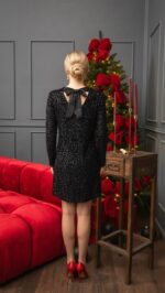 blizgi juoda suknelė