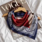 marga skarelė ant kaklo