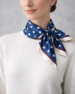 moteriška skarelė ant kaklo