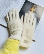 Baltos spalvos moteriškos pirštinės su karakuliu