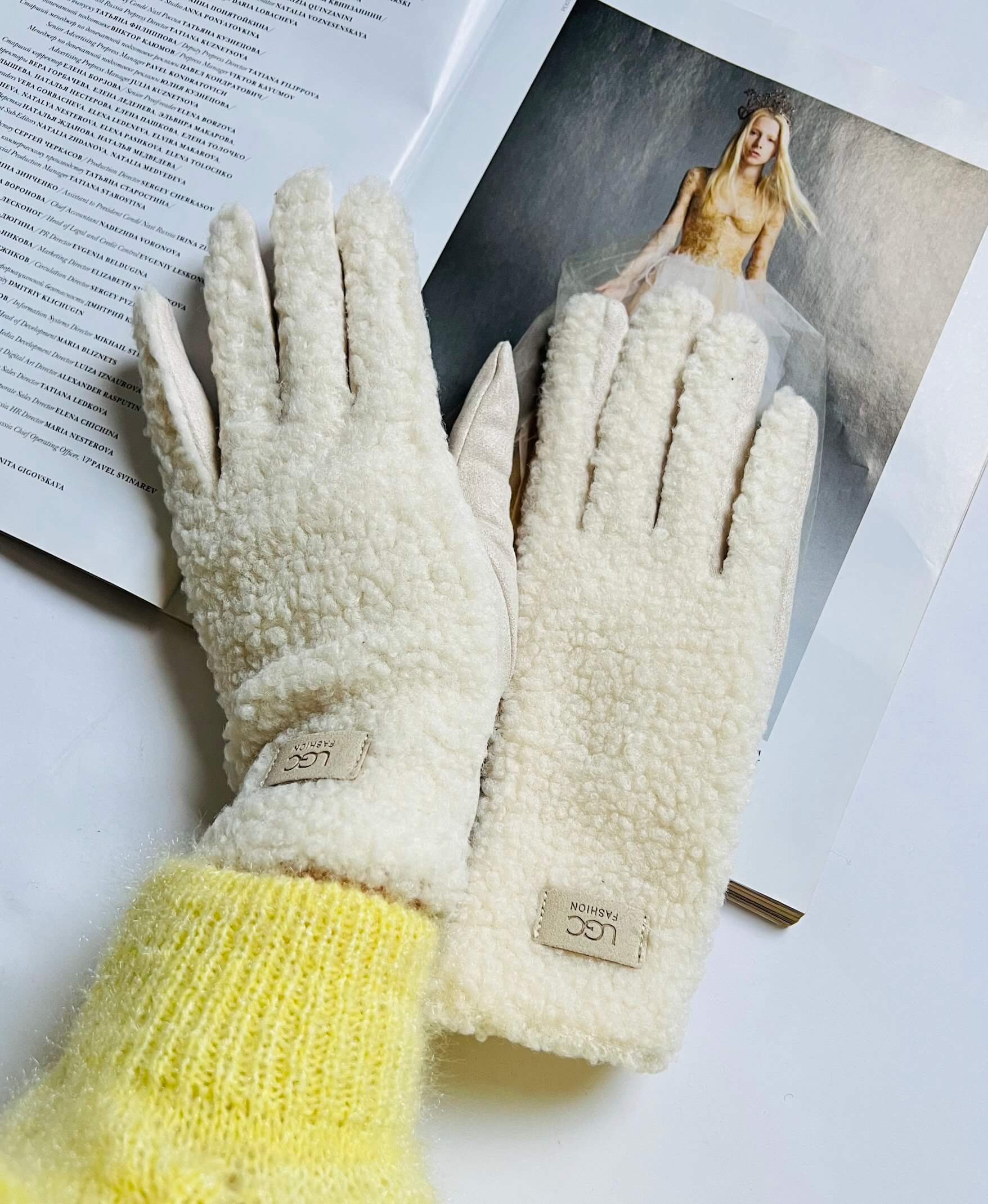 Baltos spalvos moteriškos pirštinės su karakuliu Baltos spalvos moteriškos pirštinės su karakuliu