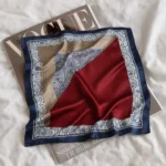 skarelė ant kaklo bordo spalva