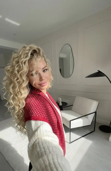 bordo skarelė ant kaklo