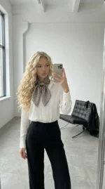 šilkinė skarelė su taškuotu raštu