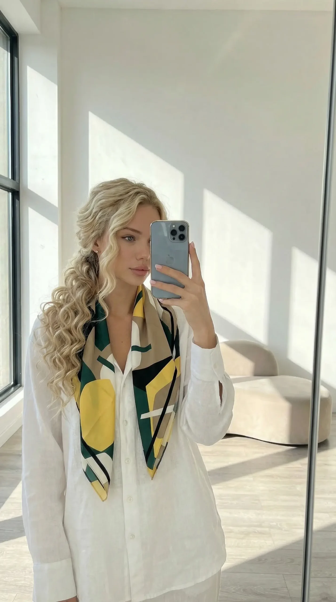 marga šilkinė skarelė ant kaklo