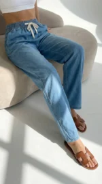 platūs džinsai moterims.