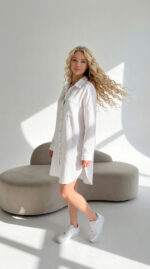 balta muslino suknelė