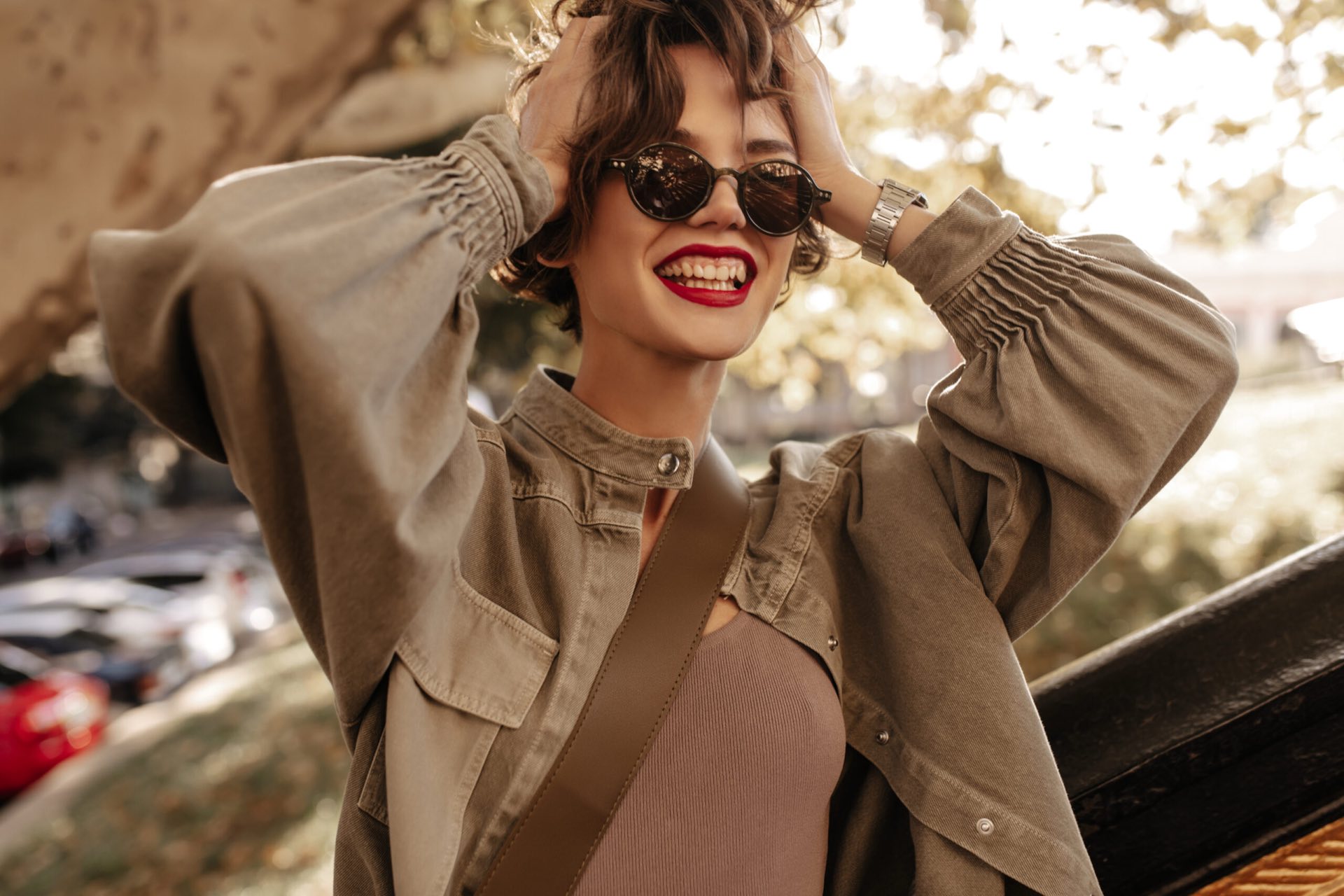 good humored woman suspausta